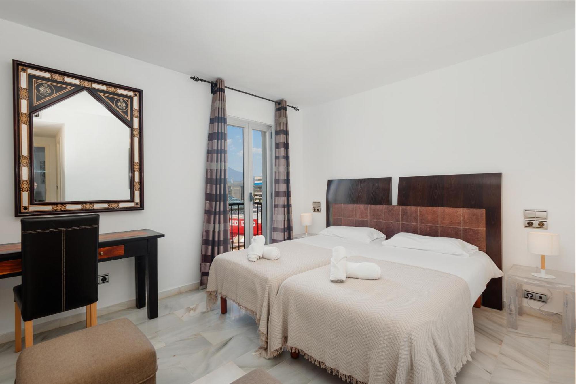 Stunning Penthouse With Sea Views And Private Parking In Puerto Banus *