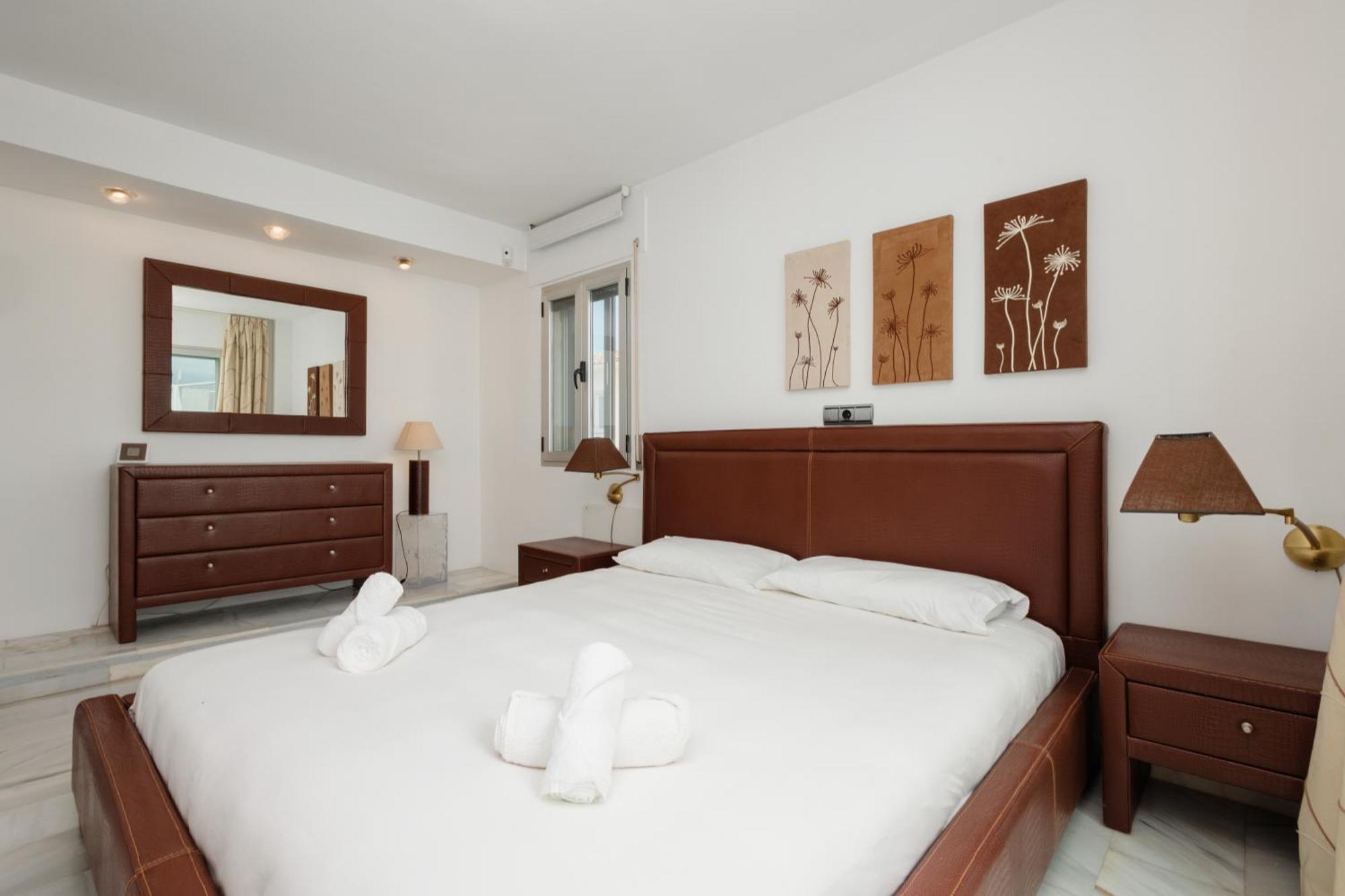 Exclusive Penthouse, With Sea And Marina Views And Private Parking, In The Heart Of Puerto Banus *