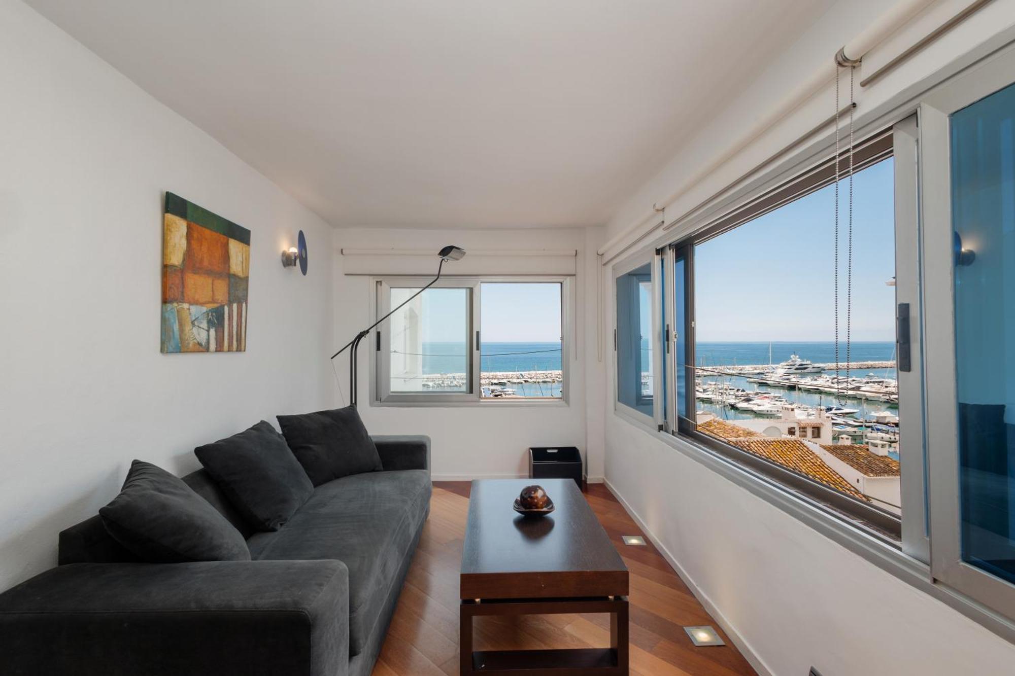 Stunning Penthouse With Sea Views And Private Parking In Puerto Banus Apartament Marbella