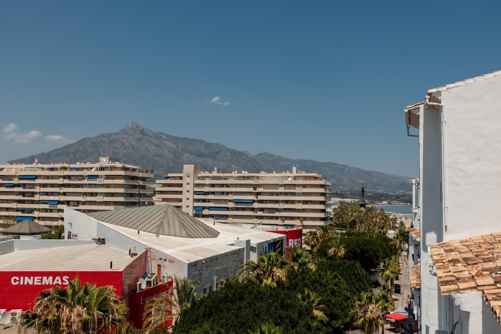 Stunning Penthouse With Sea Views And Private Parking In Puerto Banus *